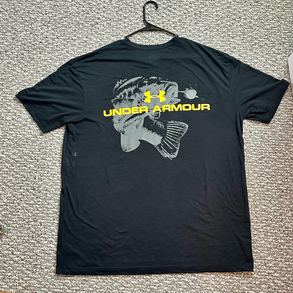 Under Armour Mens T-Shirt with Largemouth Bass Mens XL